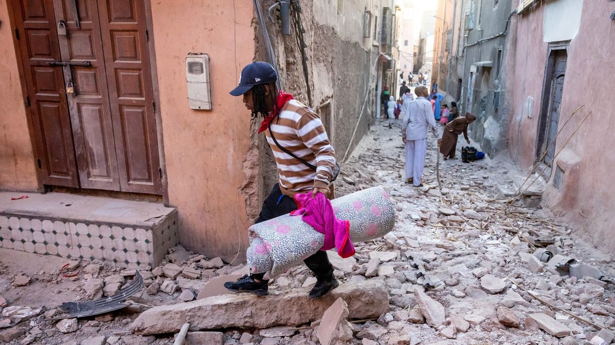 Pátrání v sutinách pokračuje. Zemětřesení v Maroku má skoro 2500 obětí